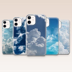 Op de afbeelding: Vijf transparante telefoonhoesjes met wolkenafbeeldingen. Elk hoesje toont een uniek wolkenlandschap tegen een blauwe lucht, met tinten wit en blauw. De hoesjes zijn ontworpen voor smartphones.