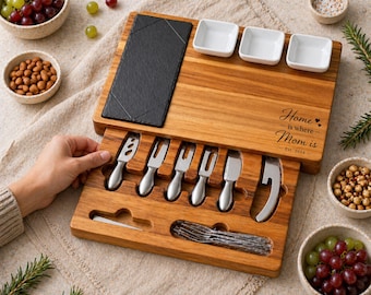 Bandeja de madera personalizada para servir quesos con cajón y juego de cubiertos - Regalo personalizado con nombre grabado para mamá