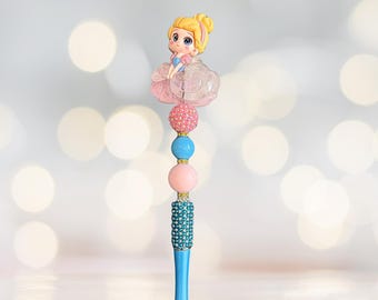 Bolígrafo de cuentas con adorno plano inspirado en las princesas Disney - Cenicienta rosa (extendido)