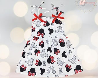 Abito bianco con laccetti di Minnie Mouse / Abito a ruota ispirato alla Disney per bambine / Completo estivo di Minnie per bambine / Grazioso abito bianco