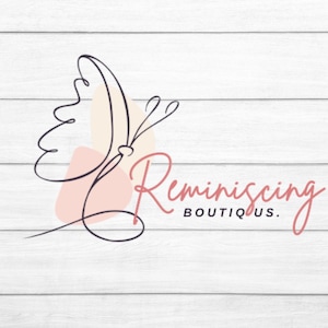 Puede incluir: Un dise&ntilde;o de logotipo con un contorno de mariposa y formas abstractas en melocot&oacute;n y beige. La palabra "Reminiscing" est&aacute; escrita en cursiva, con "BOUTIQUUS." debajo, todo en rojo suave, sobre un fondo blanco con vetas de madera.