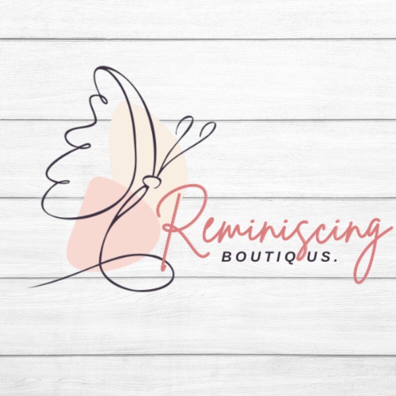 Puede incluir: Un dise&ntilde;o de logotipo con un contorno de mariposa y formas abstractas en melocot&oacute;n y beige. La palabra "Reminiscing" est&aacute; escrita en cursiva, con "BOUTIQUUS." debajo, todo en rojo suave, sobre un fondo blanco con vetas de madera.