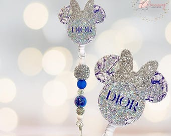 Portabadge con perline, ispirato a Minnie e realizzato a mano, in argento e blu, con avvolgitore retrattile, ideale come clip per badge da infermiere o come regalo per insegnanti.