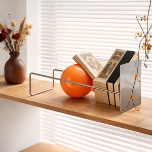 Sujetalibros moderno con bola de gravedad – Sujetalibros moderno estilo Bauhaus con bola de gravedad para escritorio, revistas y periódicos.