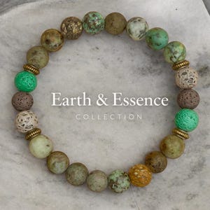 Può includere: Un cartello in legno rustico con la scritta "Welcome to our home" in lettere bianche. Il cartello presenta una finitura invecchiata e un design semplice e invitante, ideale per l'arredamento dell'ingresso.