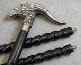 Gotische wandelstok met zilveren schedelhandvat, afneembare gedraaide houten schacht