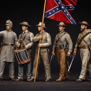 Op de afbeelding: Vijf figuren van soldaten uit de Burgeroorlog in grijze uniformen en hoeden, met wapens en een Confederatievlag. Eén richt een pistool, een ander slaat op een trommel en een derde draagt de vlag. De figuren staan tegen een donkere achtergrond.