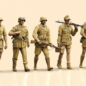 Puede incluir: Cinco figuras con uniformes militares color beige, cada una sosteniendo un arma. Las figuras llevan diversos tocados, incluyendo cascos y sombreros. Están posadas en fila, con un fondo neutro. Los uniformes incluyen pantalones cortos, pantalones largos y botas.