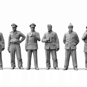 Może przedstawiać: Sześć szarych miniaturowych figurek postaci wojskowych, każda w innym mundurze i pozie. Niektóre figurki trzymają lornetki. Figurki stoją i wydają się być częścią kolekcji lub ekspozycji.