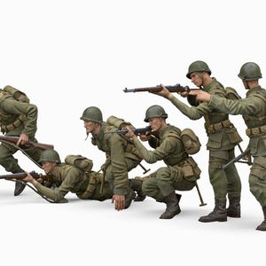Może przedstawiać: Zestaw pięciu miniaturowych figurek żołnierzy ubranych w oliwkowe mundury i hełmy. Każda figurka jest wyposażona w karabin, plecak i ładownice, przedstawiona w różnych postawach bojowych, w tym w biegu, klęczeniu i celowaniu.