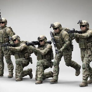 Op de afbeelding: Vijf soldaten in camouflage-uniformen poseren met wapens. Ze dragen helmen, tactische vesten en een beschermende bril. Eén soldaat staat met een geweer, terwijl anderen knielen of rennen en hun wapens richten. De achtergrond is neutraal.