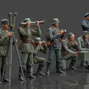 Könnte beinhalten: Detailliertes Miniatur-Diorama mit mehreren Figuren in Militäruniformen. Die Figuren sind mit Ferngläsern, einem auf einem Stativ montierten Gerät und anderer Ausrüstung posiert. Die Farbpalette ist überwiegend olivgrün und grau.