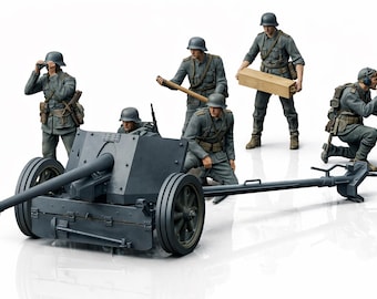 Op de afbeelding: Gedetailleerd model van een Duitse antitankkanon uit de Tweede Wereldoorlog met een bemanning van soldaten. Het kanon is grijs, de soldaten dragen grijze uniformen. Een soldaat gebruikt een verrekijker.
