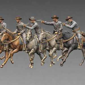 Può includere: Diorama dettagliato di cinque soldati a cavallo in uniforme grigia e cappelli marroni, ciascuno su un cavallo di vari colori. Un soldato tiene una sciabola, mentre altri puntano pistole. I cavalli sono a passo.