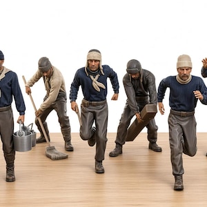 Może przedstawiać: Kolekcja ośmiu miniaturowych figurek przedstawiających marynarzy w ciemnoniebieskich swetrach, szarych spodniach i różnych czapkach. Figurki ukazane są w różnych pozach, niektóre niosą drewniane skrzynie, wiadra lub narzędzia do sprzątania.