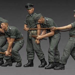 Puede incluir: Un conjunto de figuras detalladas que representan a cinco soldados con uniformes y gorras grises. Los soldados están posados en varias posturas de acción, algunos sosteniendo porras de madera y armas. Las figuras están sobre un fondo gris neutro.