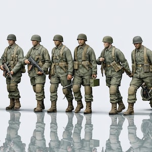 Könnte beinhalten: Eine Gruppe von sieben Miniatursoldaten in olivgrünen Uniformen und Helmen, die Gewehre, Maschinengewehre und Munition tragen. Ein Soldat zieht einen kleinen grünen Wagen. Die Figuren spiegeln sich in der glänzenden Oberfläche.