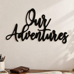 Letrero "Nuestras Aventuras", Letras con la palabra "Viaje", Decoración con la palabra "Viaje", Arte metálico de viaje, Decoración de pared de viaje, Arte metálico "Wanderlust", Arte de pared metálico