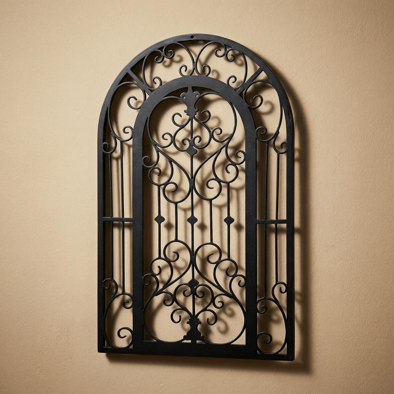 Decoración de pared de metal con ventana ornamentada, decoración de pared con arco gótico, decoración de puerta de hierro vintage, elegante adorno de pared de metal, regalo de decoración rústica para el hogar imagen 5