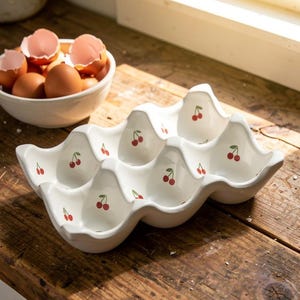 Keramische eierhouder met kersenpatroon