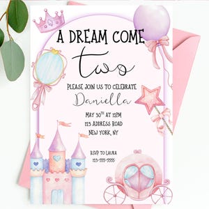 Puede incluir: Una tarjeta de invitación rectangular con ilustraciones en acuarela de un castillo rosa, un carruaje, una corona, un espejo, una varita de estrella y un globo. El texto dice A DREAM COME TWO, PLEASE JOIN US TO CELEBRATE, Daniella, MAY 30TH AT 12PM, 123 ADDRESS ROAD, NEW YORK, NY, RSVP TO LAURA, 123-555-5555.