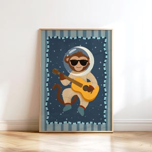 Peut inclure: Illustration encadrée d'un singe astronaute portant des lunettes de soleil et jouant d'une guitare acoustique jaune. Le singe est dans une combinaison spatiale blanche sur fond bleu avec des étoiles blanches. Le cadre est de couleur marron clair.