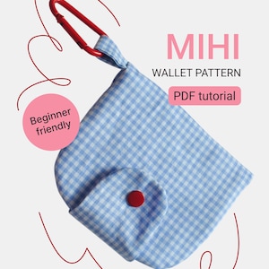 Può includere: Un portafoglio in tessuto a quadretti vichy azzurro e bianco con chiusura a bottone automatico rosso e un moschettone rosso attaccato a un passante in tessuto. Il testo recita MIHI WALLET PATTERN, PDF tutorial e Beginner friendly, con linee rosse.