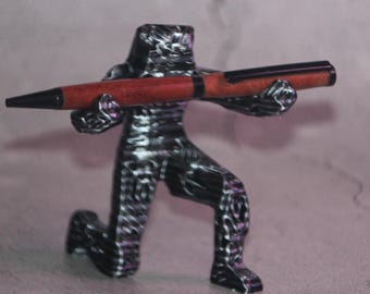 Portalápices Eridion con bolígrafo hecho a mano.