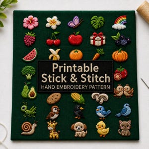 Könnte beinhalten: Ein dunkelgrünes Stoffquadrat mit einem Raster aus kleinen gestickten Symbolen wie Blumen, Früchten, Gemüse, Insekten und Tieren. Ein zentraler schwarzer rechteckiger Aufnäher zeigt den weißen Text: Printable Stick & Stitch HAND EMBROIDERY PATTERN.