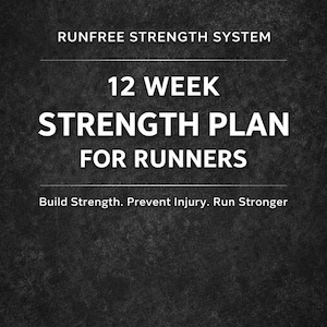Può includere: Grafica nera con testo bianco che promuove un piano di allenamento della forza di 12 settimane per i corridori. Il testo include "RUNFREE", "RUNFREE STRENGTH SYSTEM" e "Build Strength. Prevent Injury. Run Stronger". Il piano è adatto ai principianti.