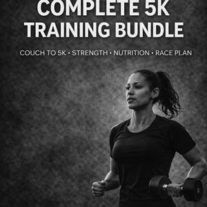 Może przedstawiać: Czarno-białe zdjęcie promujące pakiet treningowy 5K. Tekst brzmi "COMPLETE 5K TRAINING BUNDLE" z tekstem pomocniczym poniżej. Kobieta w stroju sportowym biegnie trzymając hantle. Logo Runfree znajduje się na górze.