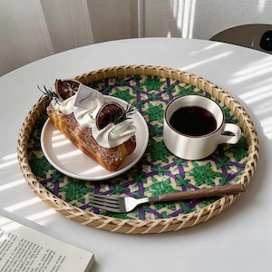 Plateau de service en bambou tressé motif violet vert, panier rond fait main décoration bohème, centre de table de cuisine rustique, cadeau de pendaison de crémaillère
