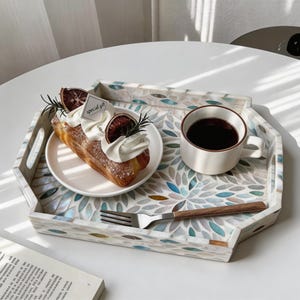 Vassoio in mosaico di madreperla con intarsi floreali, piatto da portata artigianale in conchiglia con manici, decorazione in stile boho costiero, idea regalo unica per l'inaugurazione di una nuova casa.