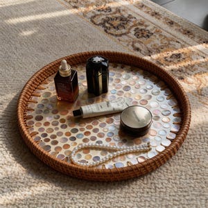 Bandeja de ratán con incrustaciones de nácar, mesa de centro redonda con mosaico de conchas tejidas, decoración de pared estilo boho, regalo único para inauguración de casa.