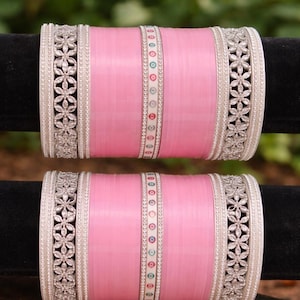 Puede incluir: Juego de tres tazas de cerámica con acabado mate moteado. Las tazas son de color crema, gris claro y gris oscuro. Cada taza tiene un diseño simple y minimalista, ideal para café o té.