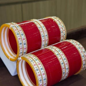 Può includere: Un set di tre tazze in ceramica con finitura opaca e macchiettata. Le tazze sono nei toni del crema, grigio chiaro e grigio scuro. Ogni tazza ha un design semplice e minimalista e un manico arrotondato.