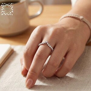 Pierścionek z moissanitem ze srebra próby 925 dla kobiet, pierścionek z obrączką w kształcie litery V, minimalistyczna i elegancka biżuteria, pierścionek do łączenia w stosy, prezent na co dzień dla niej.