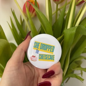 Épinglette pour paroles BTS Misheard - Bouton d'éventail She Dropped Cheesecake - Badge de concert 58 mm