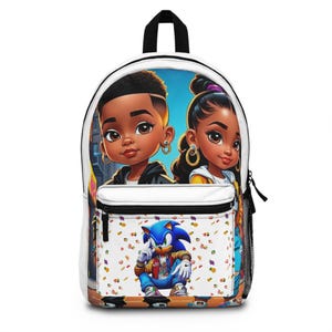 Peut inclure: Un sac à dos blanc avec une grande impression graphique de deux enfants de dessin animé aux cheveux foncés et à la peau brune, et une poche avant affichant un personnage bleu Sonic le Hérisson entouré de petites icônes de fruits colorés.