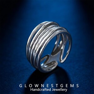 Puede incluir: Un juego de tres tazas de cerámica con un acabado mate moteado. Las tazas son en tonos crema, gris claro y gris oscuro. Cada taza tiene un diseño simple y minimalista, ideal para café o té.