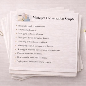 Könnte beinhalten: Ein Stapel weißer Papiere mit dem Titel "Manager Conversation Scripts" und Aufzählungspunkten zu verschiedenen Arbeitsplatzthemen. Ein weißer und goldener Stift und eine Büroklammer sind ebenfalls zu sehen.
