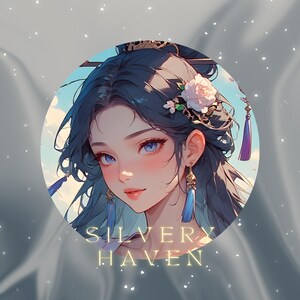Puede incluir: Ilustración digital de una mujer con cabello azul, ojos azules y una flor en el cabello. La imagen está en un marco circular con el texto "SILVERY HAVEN" en la parte inferior. El fondo es un degradado suave y borroso.