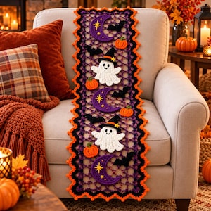 Peut inclure: Un chemin de table rectangulaire en crochet aux tons violet, noir et orange. Le motif présente des fantômes blancs portant des chapeaux de sorcière noirs, des croissants de lune violets avec des étoiles jaunes, des chauves-souris et des citrouilles.