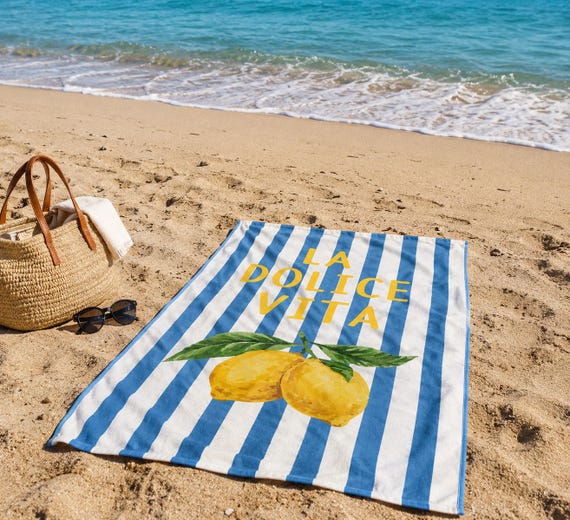 Strandtuch „La Dolce Vita“ – Großes blau-weiß gestreiftes Handtuch mit Zitronenmotiv – Sommergeschenk – Schwimmbad – Italienurlaub