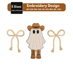Può includere: Un disegno per ricamo raffigurante un fantasma con cappello e stivali da cowboy marroni, affiancato da due fiocchi in corda beige. Il testo riporta 5 Sizes, 3.95 to 7.95 Inches, Embroidery Design e i formati DST EXP PES HUS VIP VP3 SEW JEF XXX.