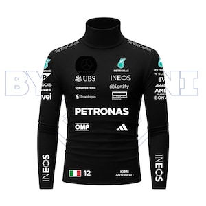 Puede incluir: Camiseta negra de manga larga con cuello alto y varios logotipos de patrocinadores, incluyendo Petronas, Ineos y UBS. La camiseta muestra el texto "Kimi Antonelli" y el número 12, con la bandera italiana. The Ritz-Carlton está impreso en el cuello.