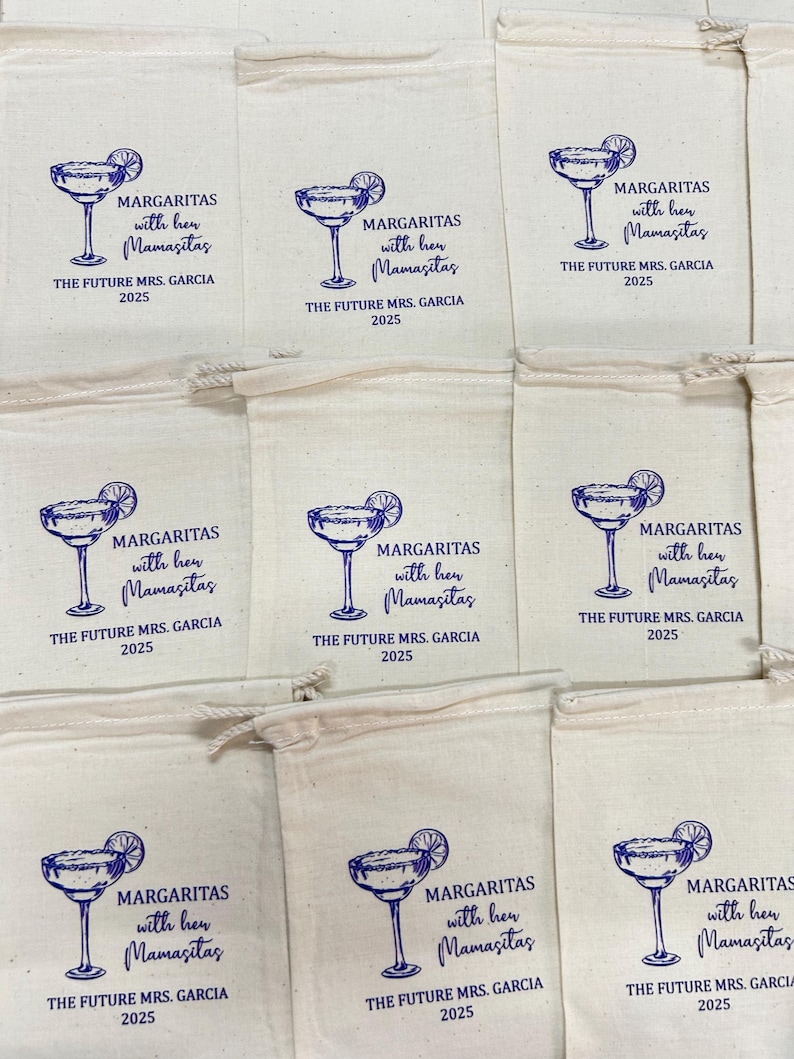 Puede incluir: Bolsas de cord&oacute;n de color crema con un dise&ntilde;o de vaso de margarita azul y texto. El texto dice "MARGARITAS with her Mamasitas" y "THE FUTURE MRS. GARCIA 2025". Las bolsas son probablemente para una despedida de soltera.