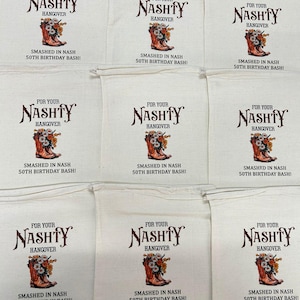 Puede incluir: Bolsas de lona de color crema con un dise&ntilde;o marr&oacute;n y naranja. El texto dice "FOR YOUR NASHTY HANGOVER" encima de una bota de vaquero llena de flores. Debajo de la bota, dice "SMASHED IN NASH 50TH BIRTHDAY BASH!"