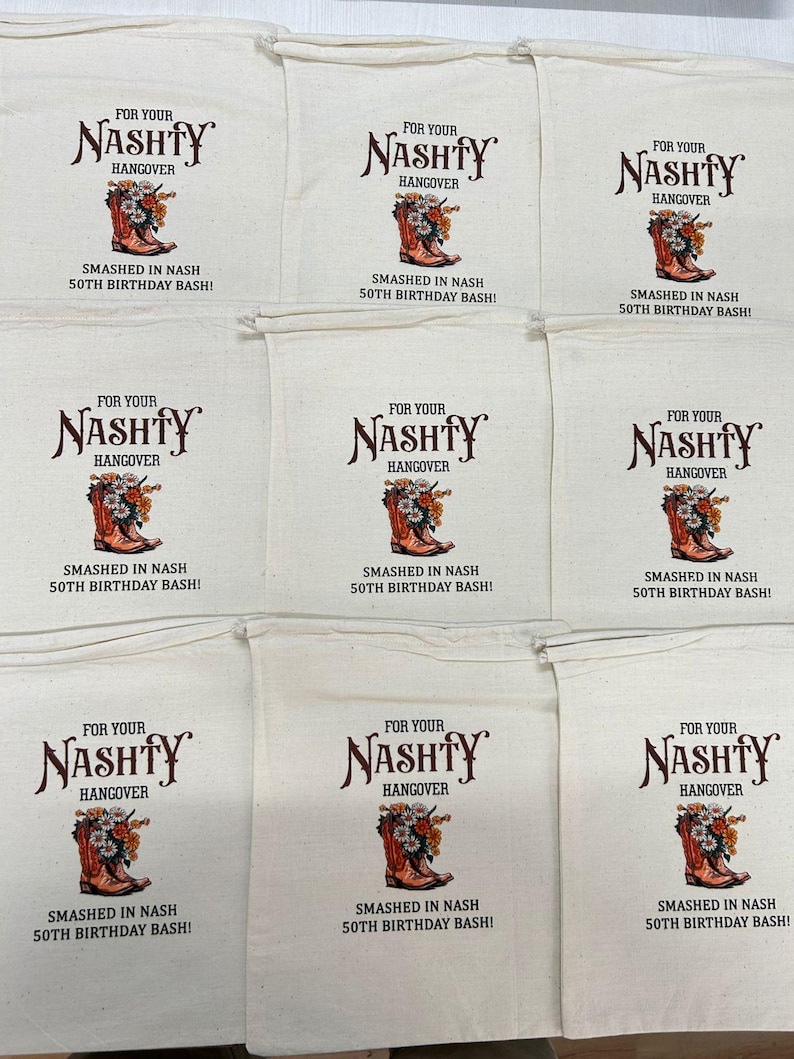Puede incluir: Bolsas de lona de color crema con un dise&ntilde;o marr&oacute;n y naranja. El texto dice "FOR YOUR NASHTY HANGOVER" encima de una bota de vaquero llena de flores. Debajo de la bota, dice "SMASHED IN NASH 50TH BIRTHDAY BASH!"