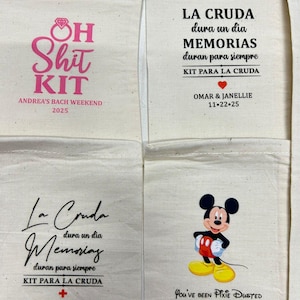 Puede incluir: Bolsas de lona blanquecinas con varios dise&ntilde;os estampados. Una bolsa presenta texto rosa que dice "OH Shit KIT" y "Andrea's Bach Weekend 2025." Otra dice "La Cruda dura un dia Memorias duran para siempre KIT PARA LA CRUDA." Tambi&eacute;n se muestra una bolsa de Mickey Mouse.